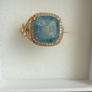 Elegant Gold Ring with Captivating Blue Gem